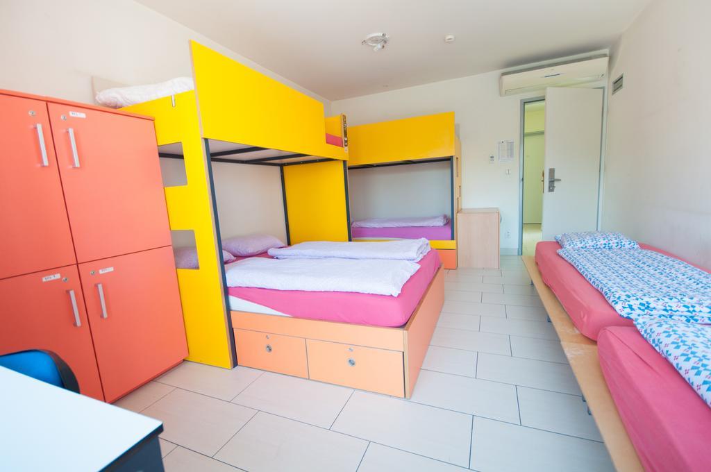 Simbol Rooms With Free Private Parking Ljubljana Szoba fotó