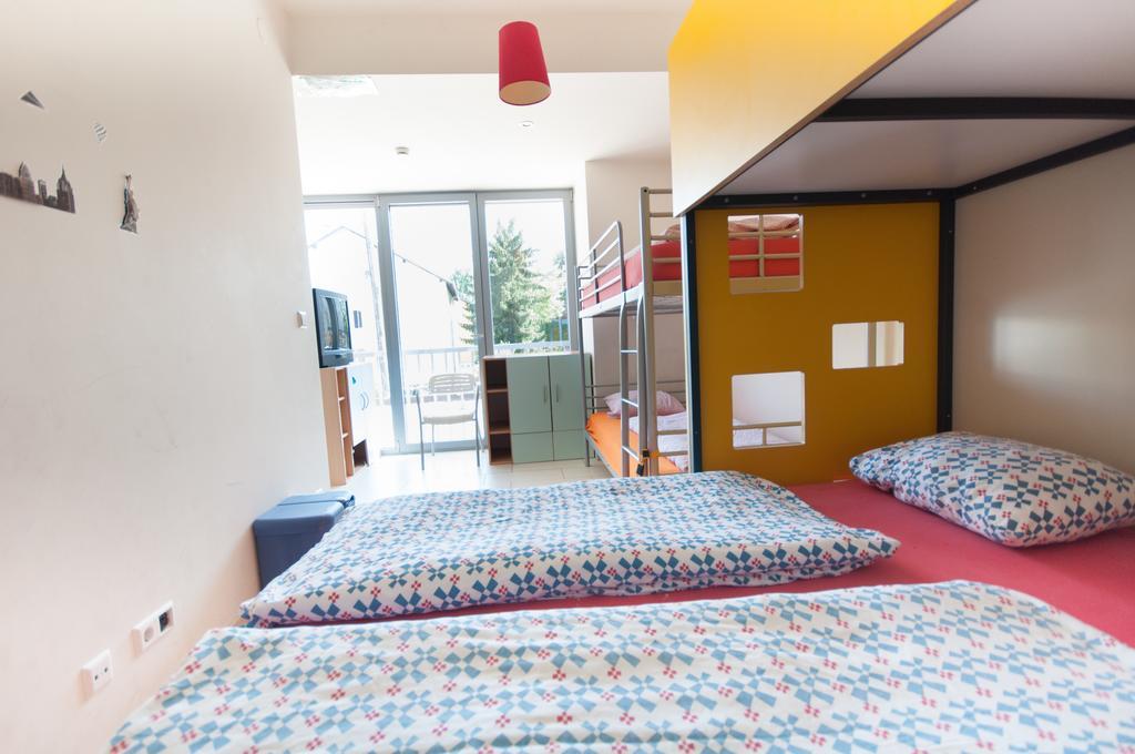 Simbol Rooms With Free Private Parking Ljubljana Szoba fotó